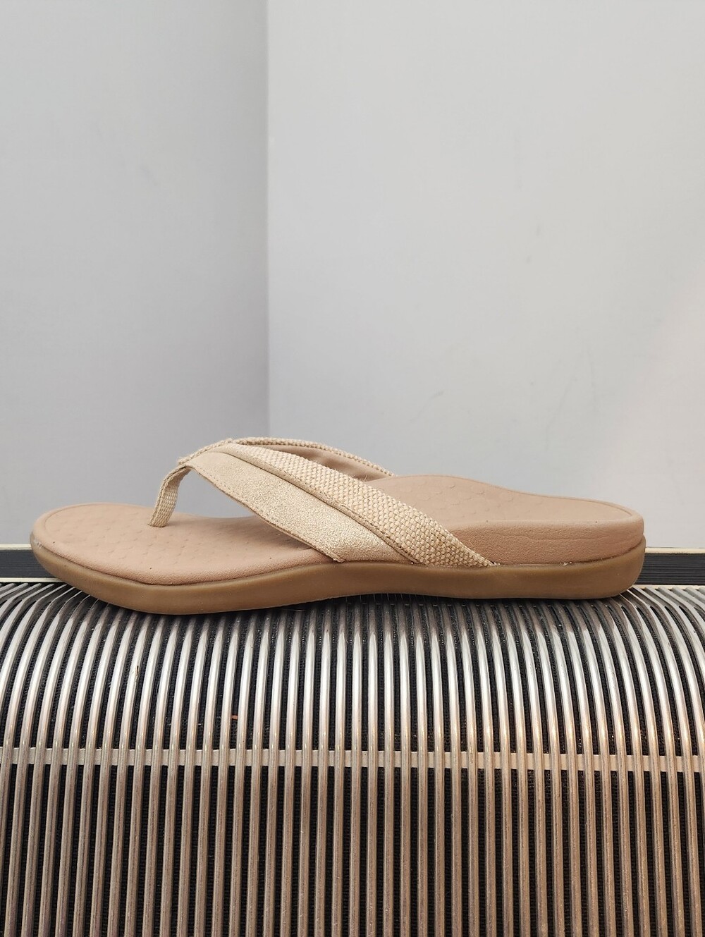 ALMOST NEW VIONIC IVORY FLIP FLOPS SIZE 9